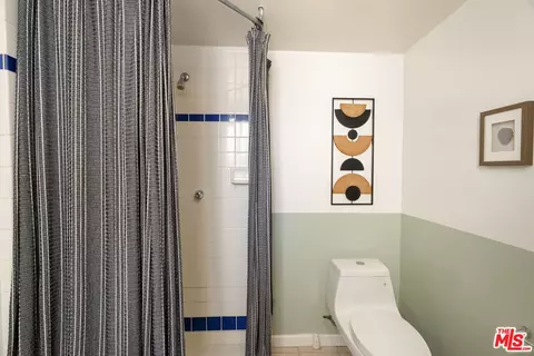 Bath - 818 Palms Blvd, Venice, CA 90291 photo 5 of 5