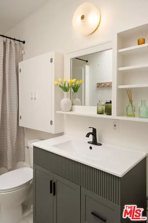 Bath - 818 Palms Blvd, Venice, CA 90291 photo 2 of 5