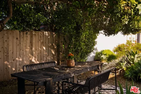 Exterior - 818 Palms Blvd, Venice, CA 90291 photo 4 of 15