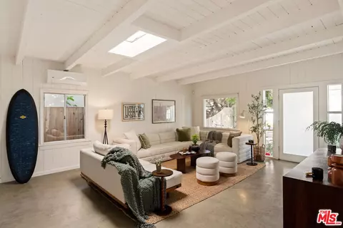 Living - 818 Palms Blvd, Venice, CA 90291 photo 3 of 11