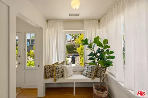 Entry Way - 818 Palms Blvd, Venice, CA 90291 photo 1 of 3