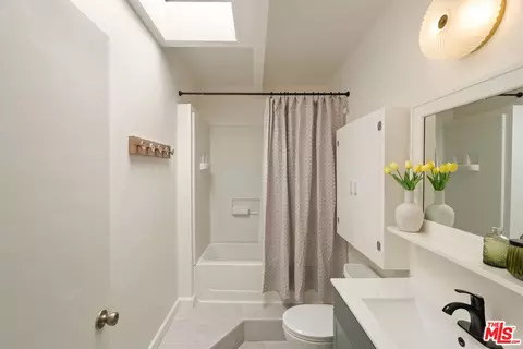 Bath - 818 Palms Blvd, Venice, CA 90291 photo 3 of 5