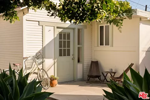 Exterior - 818 Palms Blvd, Venice, CA 90291 photo 12 of 14