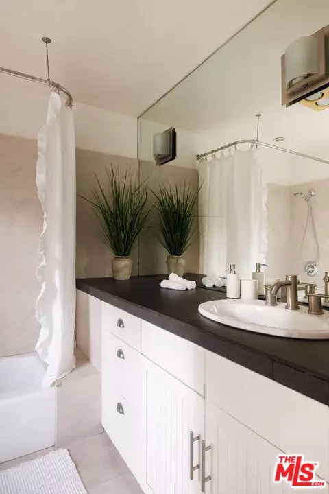 Bath - 4176 Klump Ave, Studio City, CA 91602 photo 2 of 4
