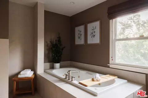 Bath - 4176 Klump Ave, Studio City, CA 91602 photo 4 of 4