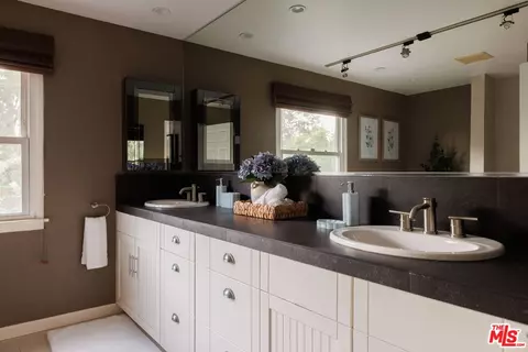 Bath - 4176 Klump Ave, Studio City, CA 91602 photo 3 of 4