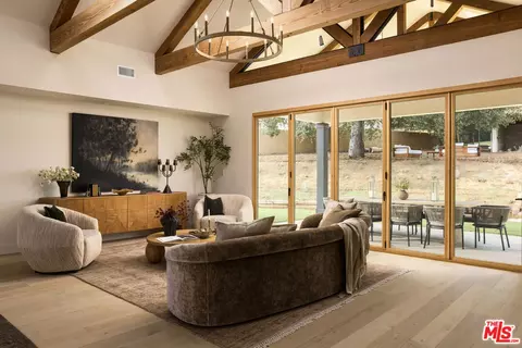 Living - 3033 Clarmeya Ln, Pasadena, CA 91107 photo 4 of 5