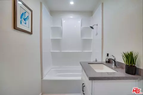 Bath - 1512 Sherman Pl, Long Beach, CA 90804 photo 2 of 3