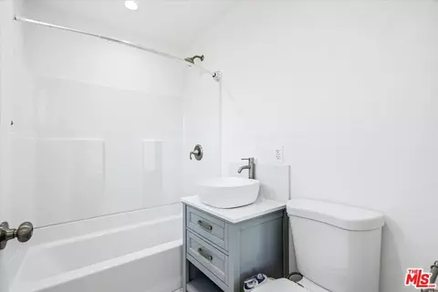 Bath - 56133 Jesse Rd, Landers, CA 92285 photo 1 of 1