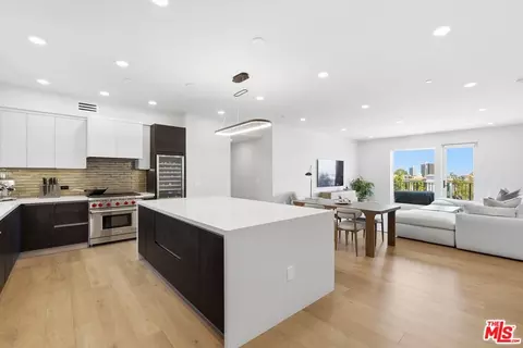 505 S Barrington Ave #406, Los Angeles, CA 90049