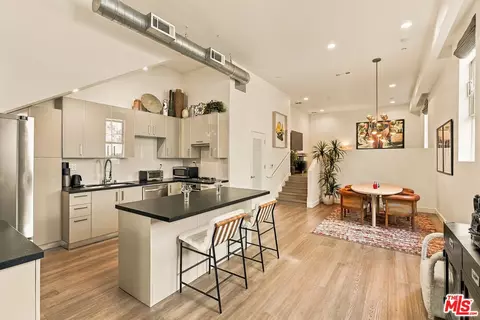 8703 W West Knoll Dr #104, West Hollywood, CA 90069