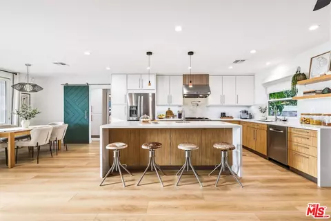 7954 Loma Verde Ave, Canoga Park, CA 91304