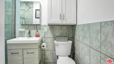 Bath - 7069 Apperson St, Tujunga, CA 91042 photo 2 of 5