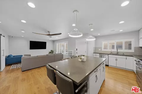 5232 Corteen Pl #20, Valley Village, CA 91607