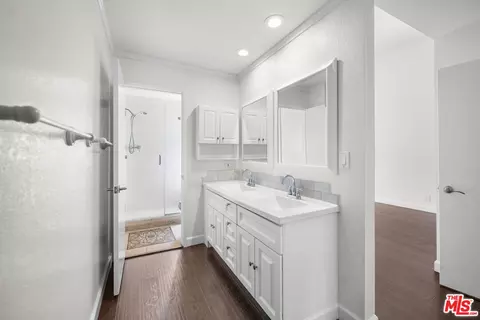Bath - 230 Bethany Rd #120, Burbank, CA 91504 photo 2 of 5