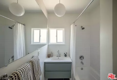 Bath - 1836 Vassar St, Glendale, CA 91204 photo 3 of 4
