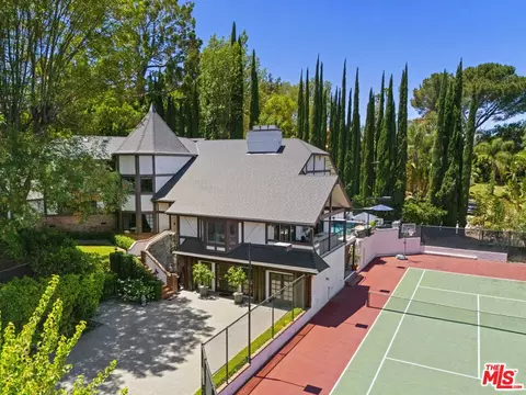 19540 Wells Dr, Tarzana, CA 91356