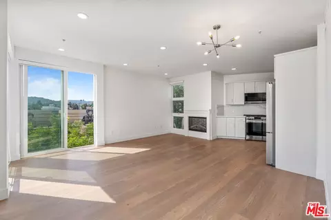 11011 Huston St #212, North Hollywood, CA 91601