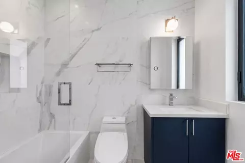Bath - 3932 Glencoe Ave, Venice, CA 90291 photo 1 of 7