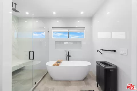 Bath - 3932 Glencoe Ave, Venice, CA 90291 photo 6 of 7