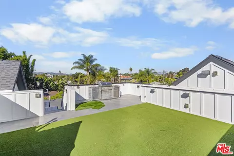 Exterior - 3932 Glencoe Ave, Venice, CA 90291 photo 3 of 5