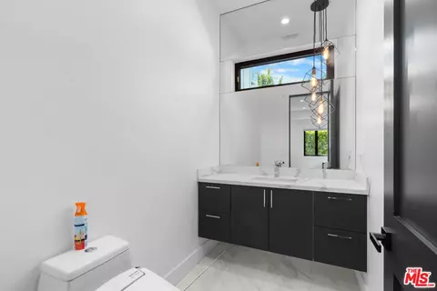 Bath - 3932 Glencoe Ave, Venice, CA 90291 photo 4 of 7