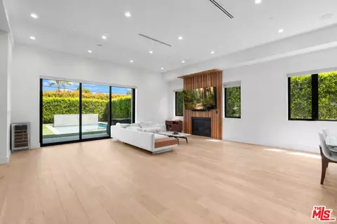 Living - 3932 Glencoe Ave, Venice, CA 90291 photo 1 of 4