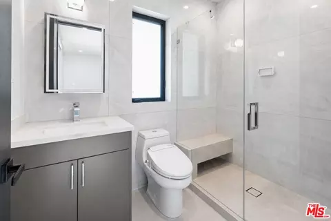Bath - 3932 Glencoe Ave, Venice, CA 90291 photo 2 of 7
