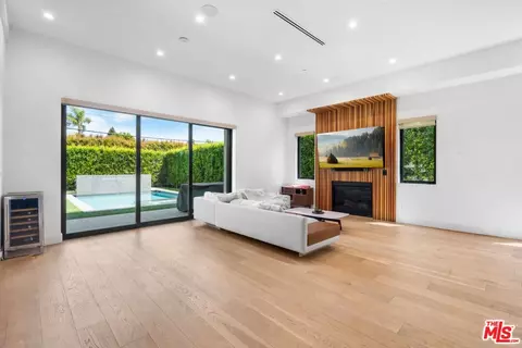 Living - 3932 Glencoe Ave, Venice, CA 90291 photo 3 of 4