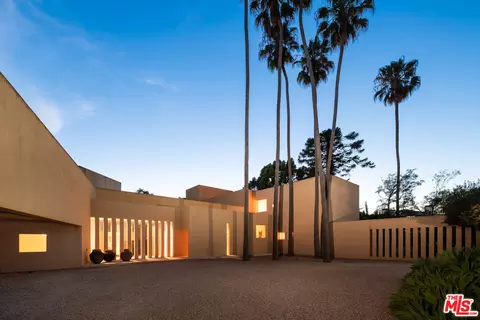 223 N Carmelina Ave, Los Angeles, CA 90049
