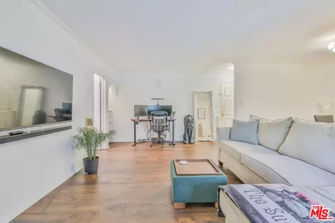 625 N Flores St #102, West Hollywood, CA 90048