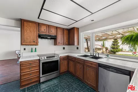 Kitchen - 3381 Elma St, Camarillo, CA 93010 photo 4 of 6