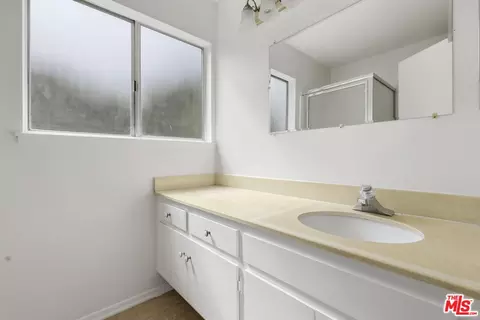 Bath - 3530 Via Marina Ave, Oxnard, CA 93035 photo 3 of 3