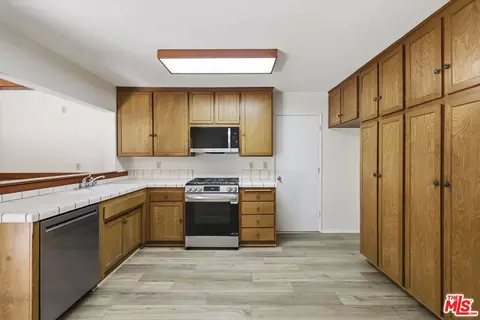 Kitchen - 3530 Via Marina Ave, Oxnard, CA 93035 photo 3 of 5