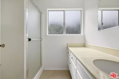 Bath - 3530 Via Marina Ave, Oxnard, CA 93035 photo 2 of 3