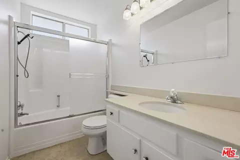 Bath - 3530 Via Marina Ave, Oxnard, CA 93035 photo 1 of 3