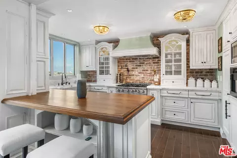 17366 W Sunset Blvd #102, Pacific Palisades, CA 90272