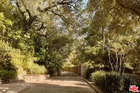 1372 Benedict Canyon Dr, Beverly Hills, CA 90210