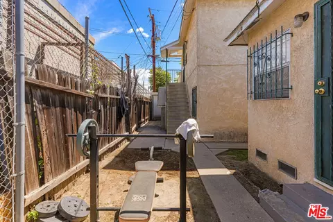 Exterior - 1000 N Sloan Ave, Compton, CA 90221 photo 2 of 4