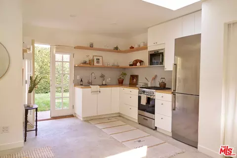 Kitchen - 655 Angelus Pl, Venice, CA 90291 photo 4 of 4