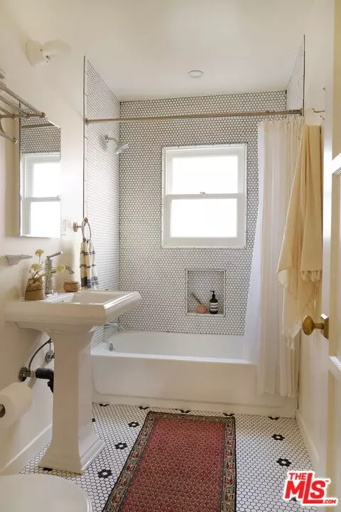 Bath - 655 Angelus Pl, Venice, CA 90291 photo 1 of 2