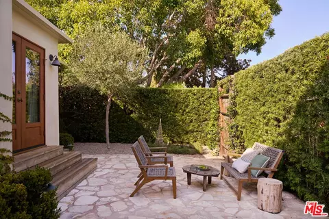Exterior - 655 Angelus Pl, Venice, CA 90291 photo 1 of 11