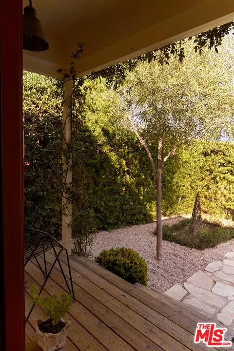 Exterior - 655 Angelus Pl, Venice, CA 90291 photo 9 of 11