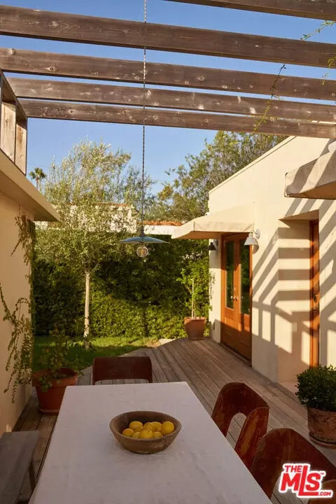 Exterior - 655 Angelus Pl, Venice, CA 90291 photo 7 of 11