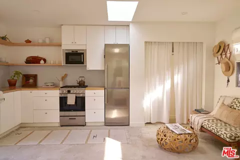 Kitchen - 655 Angelus Pl, Venice, CA 90291 photo 3 of 4