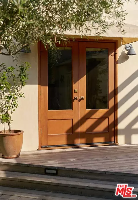 Exterior - 655 Angelus Pl, Venice, CA 90291 photo 8 of 11