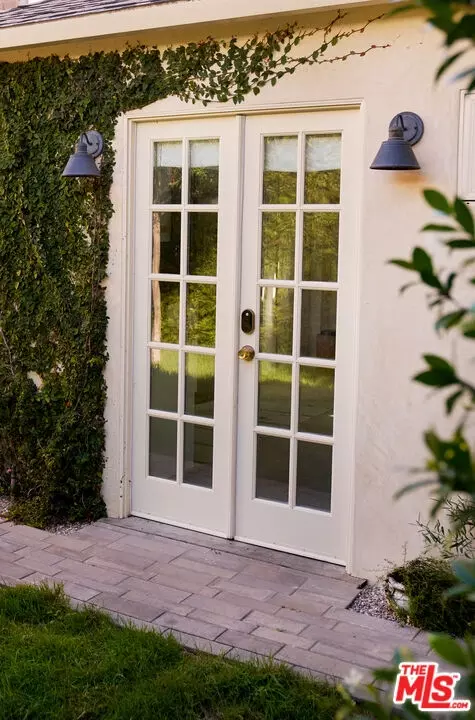 Exterior - 655 Angelus Pl, Venice, CA 90291 photo 6 of 11