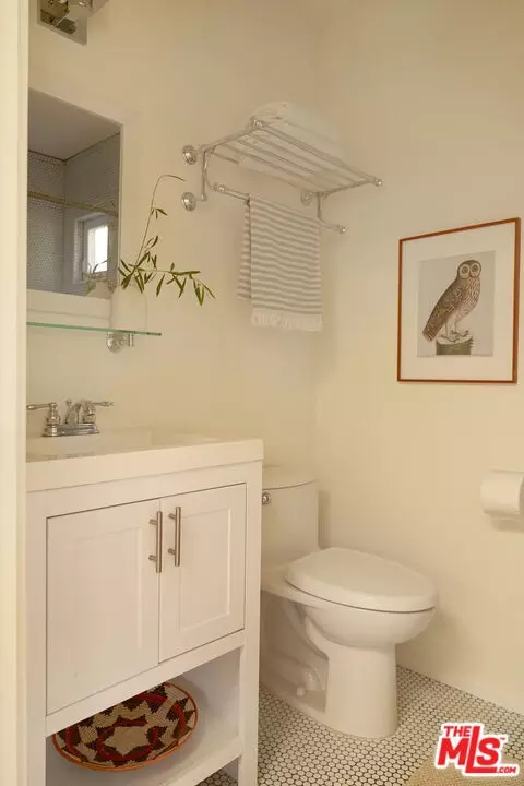 Bath - 655 Angelus Pl, Venice, CA 90291 photo 2 of 2