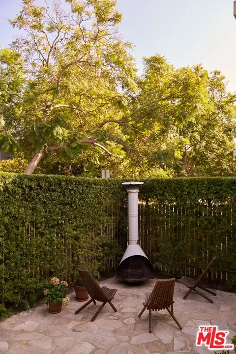 Exterior - 655 Angelus Pl, Venice, CA 90291 photo 10 of 11