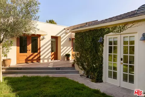 Exterior - 655 Angelus Pl, Venice, CA 90291 photo 5 of 11